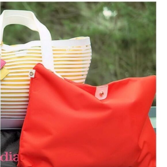 Claudia G White Travel Day Beach Tote Bag with removable - Picture 1 of 7